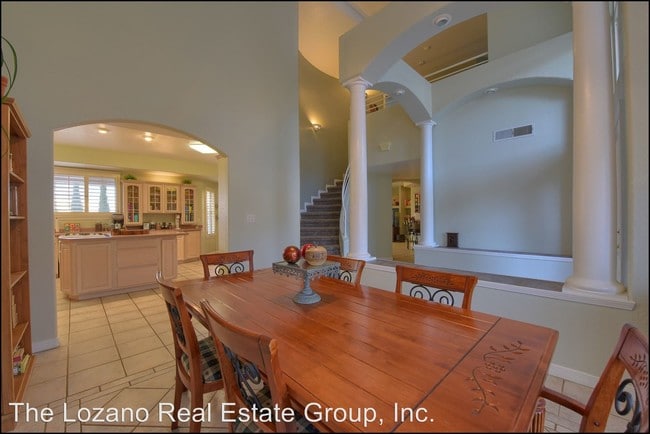 Building Photo - 5 br, 3 bath House - 909 Via Descanso Drive