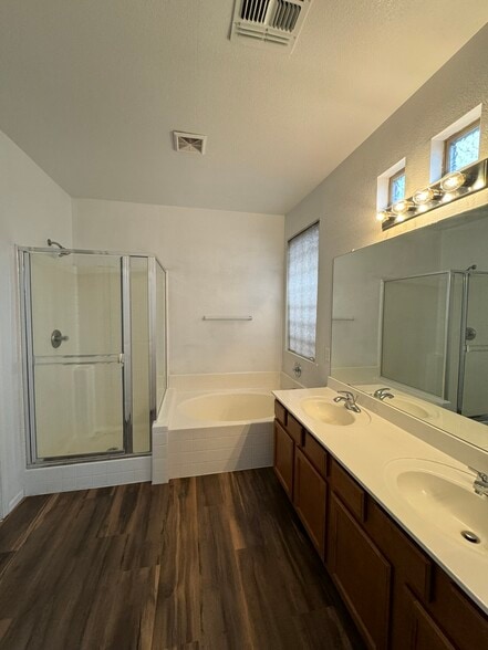 Attached Bathroom Suite - 1886 E Don Carlos Ave