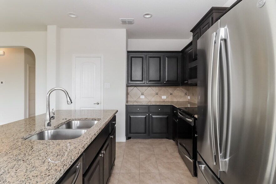 Building Photo - 1001 Doe Meadow Dr