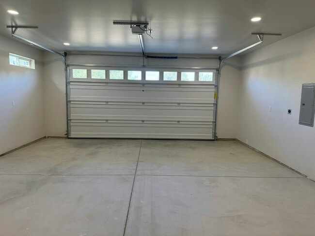 Building Photo - 1818 N Coach Ln