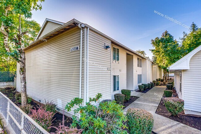 Building Photo - $500 OFF 2ND MONTH RENT** Spacious Pet-Friendly Top-Floor Unit w/ Parking Included!