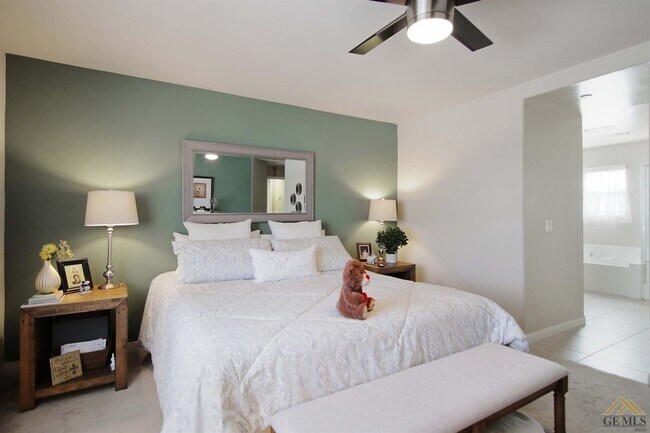 Building Photo - Gorgeous Home in a Gated Community with Pool!