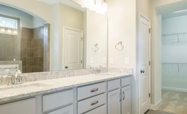 Building Photo - Beautiful & Open 4 Bedroom + 2.5 bath home with Loft!