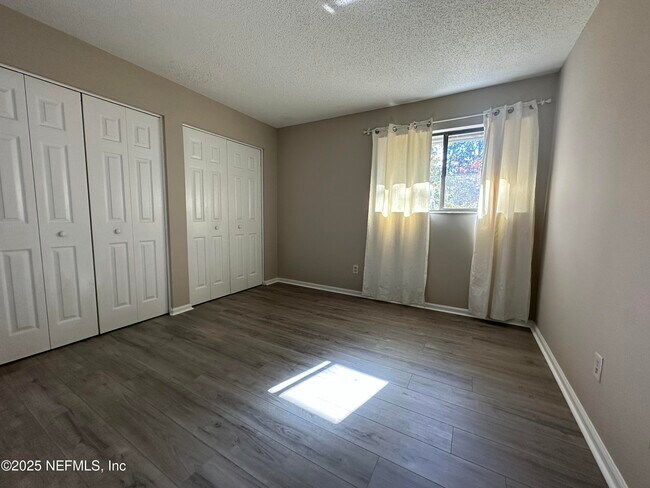 Building Photo - 3801 Crown Point Rd