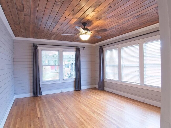 Building Photo - 821 Brett St S