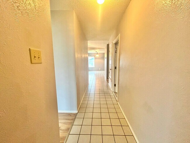 Building Photo - Spacious & Cozy 3/BR 2/BA Single Family Home in Austin!