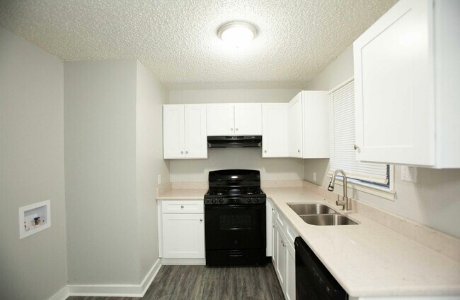 Building Photo - 715 Rose Ln