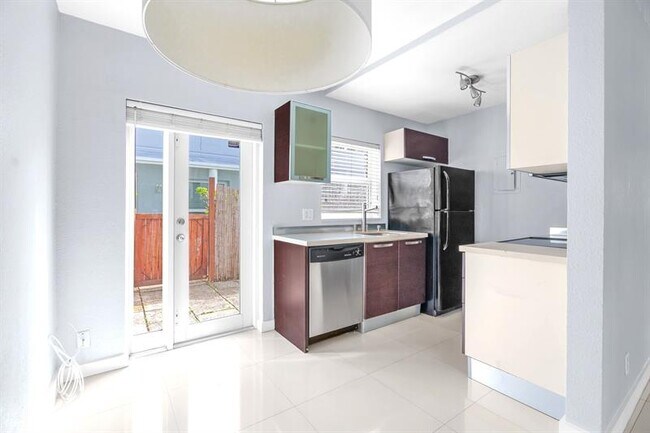 Primary Photo - 416 NE 15th Ave