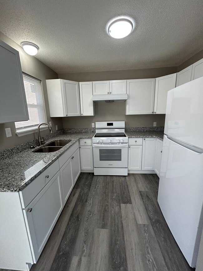 Building Photo - 1/2 OFF FIRST MONTH'S RENT!!!!!  MOVE-IN READY! Gorgeous! Newly Remodeled 3 Bedroom 2 Bathroom Home!