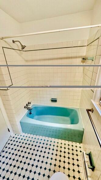 Building Photo - 108 W Bridge St