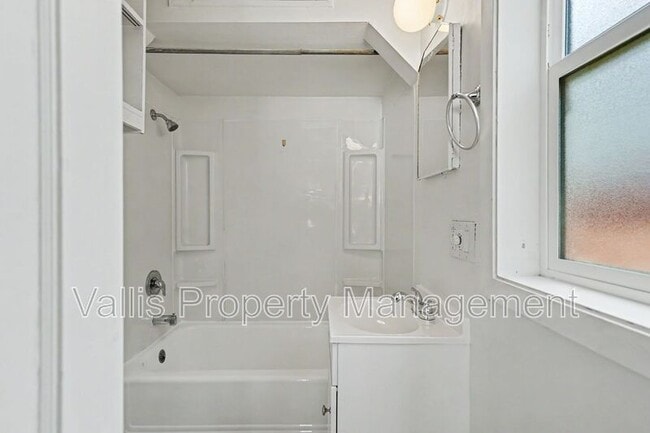 Building Photo - 522 19th St NE