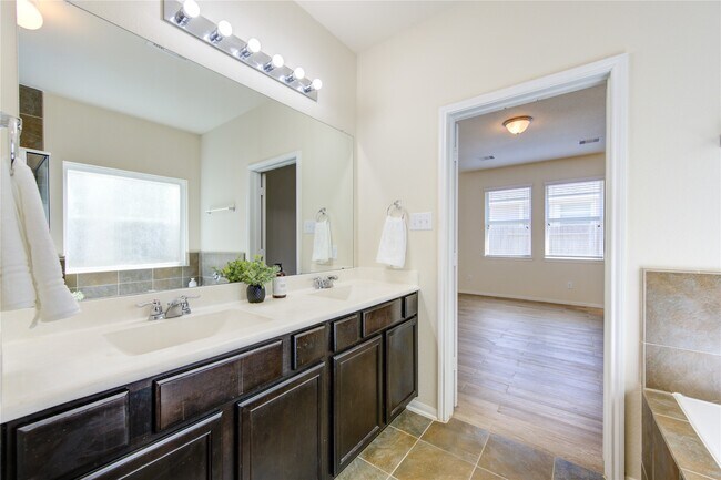 Building Photo - 6518 Wilshire Ridge