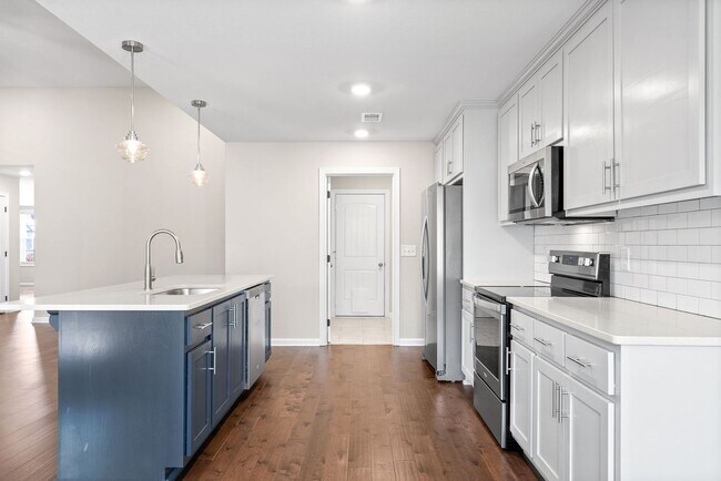 Building Photo - Pet Friendly Three Bedroom!
