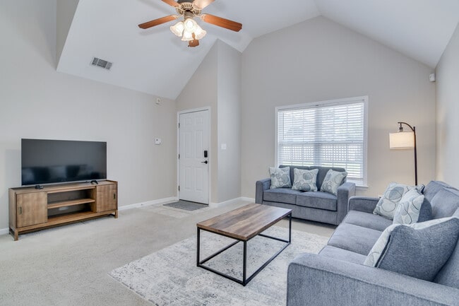 Building Photo - 2044 Lillian Dr