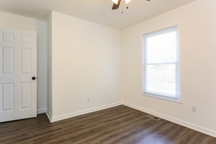 Building Photo - 126 Saturn Ln