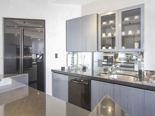 Building Photo - 2000 Island Blvd