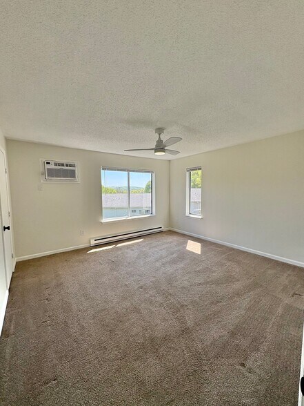 Building Photo - 925 Oronoke Rd