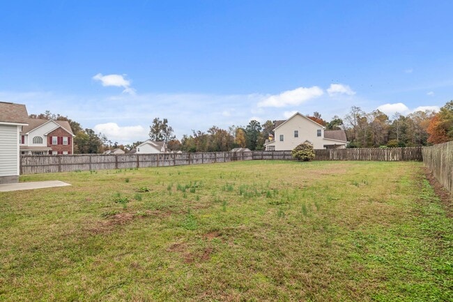 Building Photo - 3 Bedroom 2 Bathroom Home