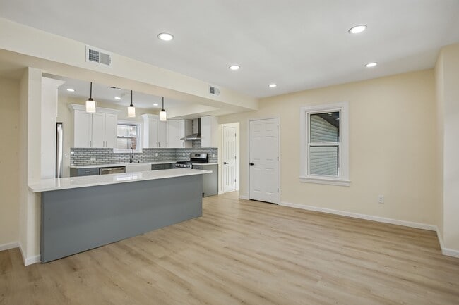 Building Photo - 4 Lincoln Pl