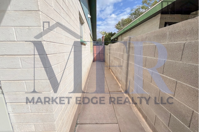 Building Photo - 3Bed/2Bath Apartment at 48th St/Thomas! Move-In Ready on 05/14/2026!--FENCED-IN YARD! NO HOA!