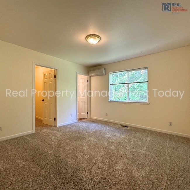 Building Photo - Cozy 2 Bedroom Townhouse + Garage Near Lak...