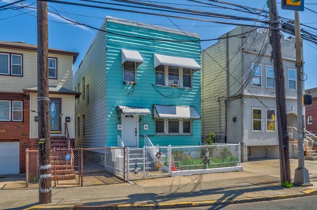 Building Photo - 404 Danforth Ave