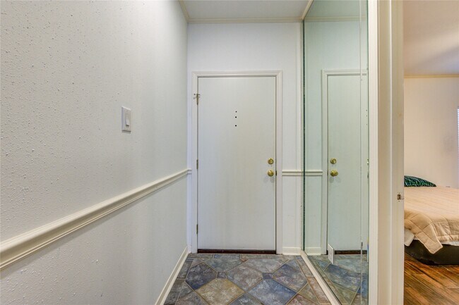 Building Photo - 401 Lakeside Ln