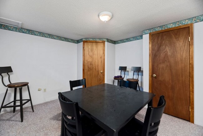 Building Photo - 1221 N Perry Ave