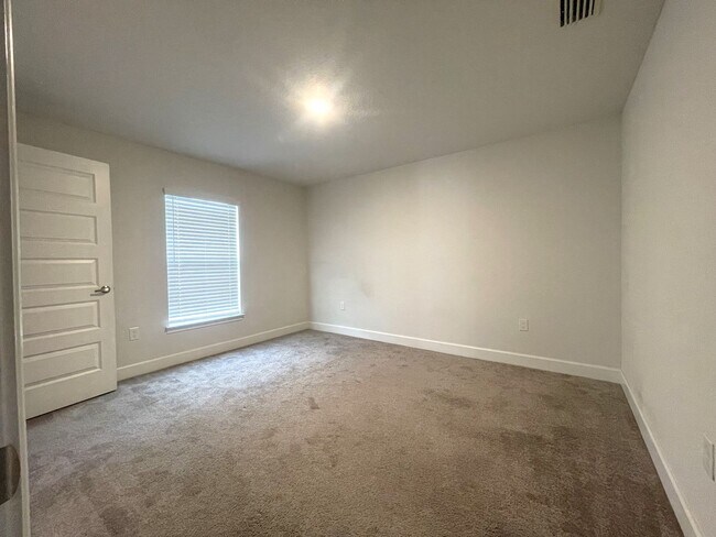 Building Photo - Amazing 3 Bed/2Bath/3 Car Garage Home in Hudson!