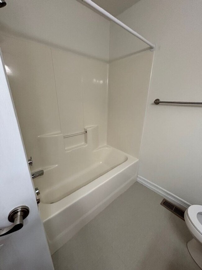 Building Photo - 4 Bedroom 3.5 Bath Townhouse Near Dell Range Blvd.