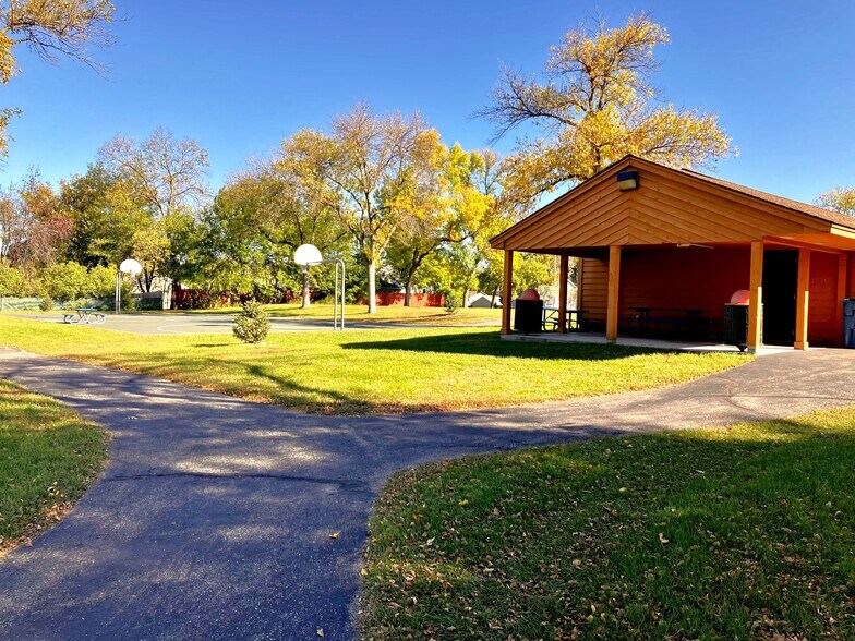 Hiawatha Park Area - 609 Market St S