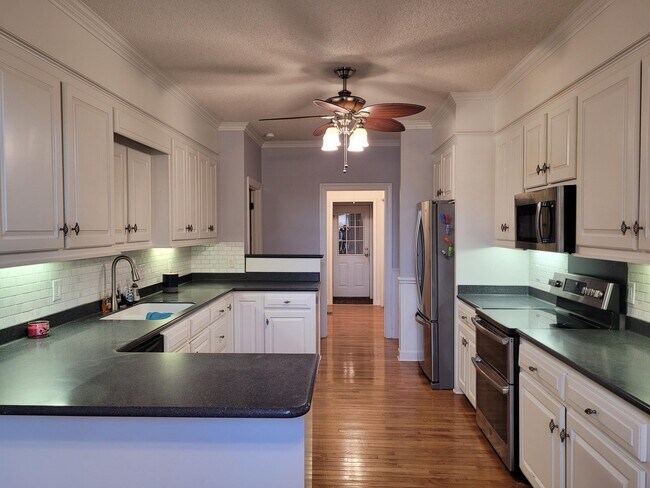 Building Photo - 850 Torrey Pines Dr
