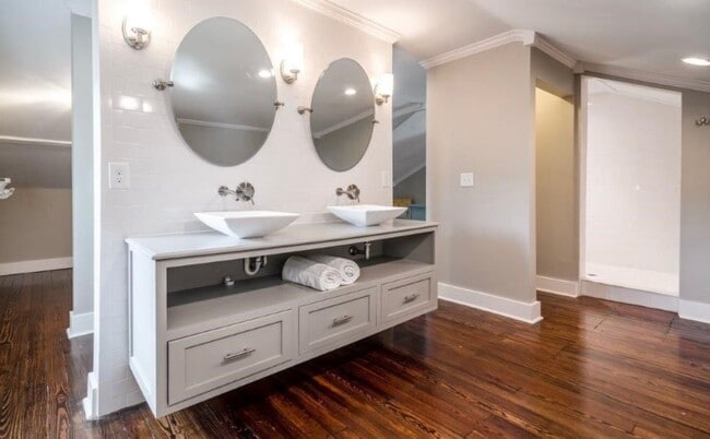 Building Photo - Gorgeous Renovated Highlands Bungalow – Av...