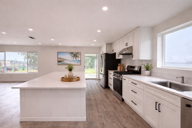 Building Photo - Newly Remodeled Interior 3BD! Enclosed Backyard! AC! Washer and Dryer!