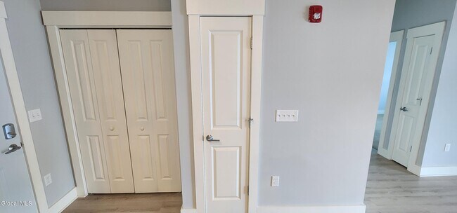Building Photo - 5 Broom Shop Ln