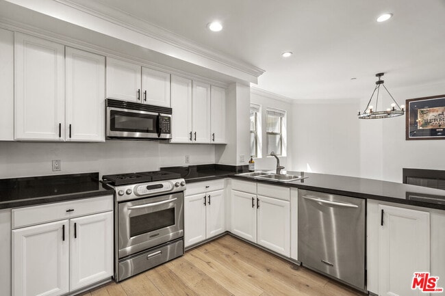 Building Photo - 122 N Clark Dr