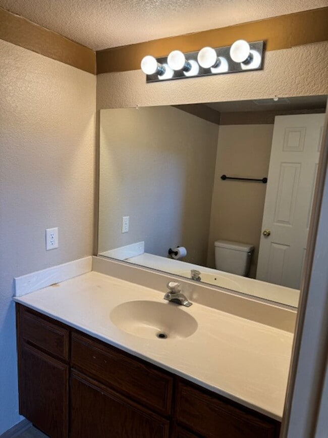 Building Photo - Beautiful 3 Bedroom 2.5 Bath Home!!