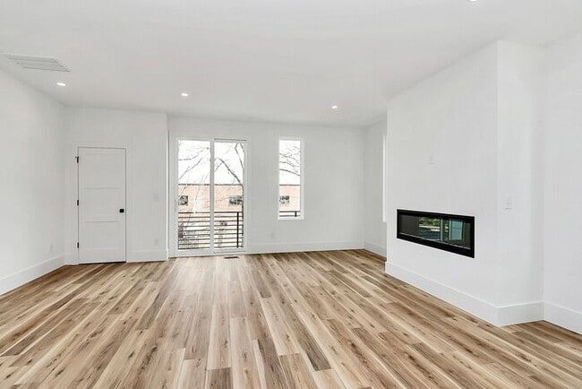 Building Photo - Stunning 3BD/3.5BA Townhome with PRIVATE POOL!