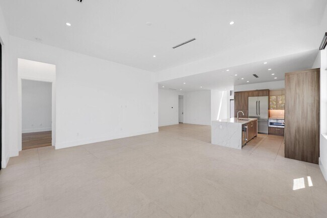 Building Photo - 655 Kingsbridge St