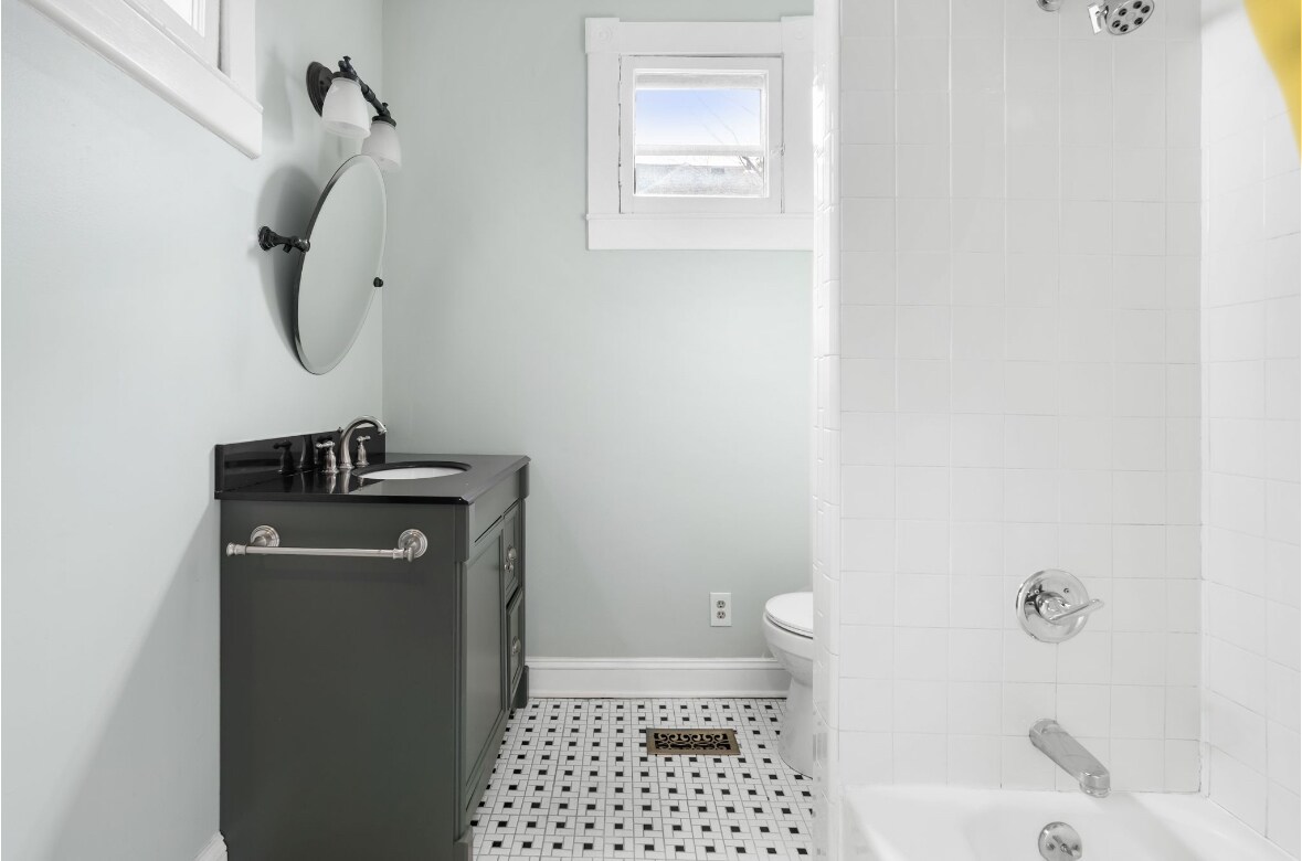 Full bath - 1442 Christy Ave