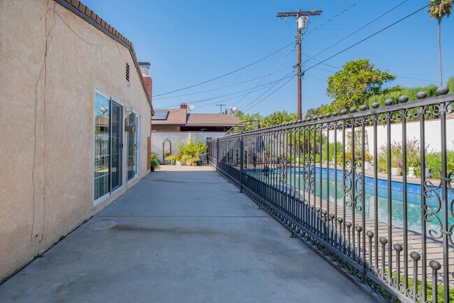 Building Photo - 8538 Remick Ave