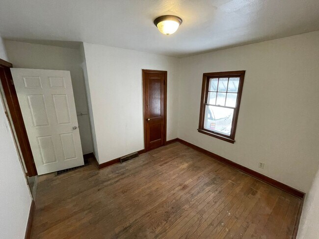 Building Photo - 2-Bedroom House - Section 8