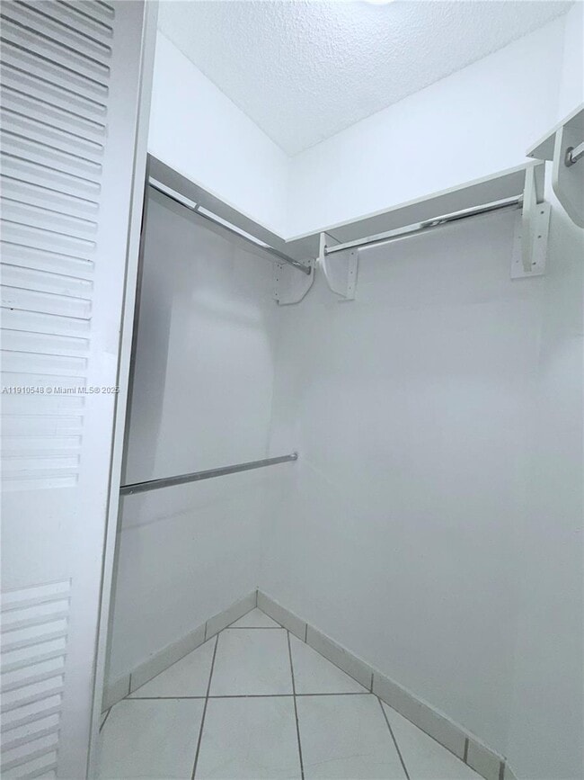 Building Photo - 660 W Park Dr