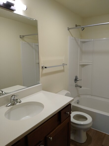 Building Photo - 509 Hyland Ave
