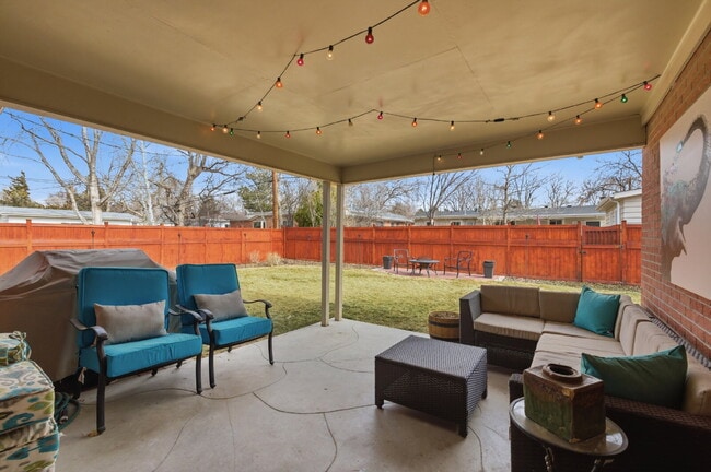 Building Photo - Beautiful 4 Bedroom/3 Bathroom Home in University Hills Area!