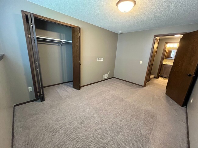 Building Photo - 2 Bed/2 Bath Townhome For Rent in South Sioux Falls!!