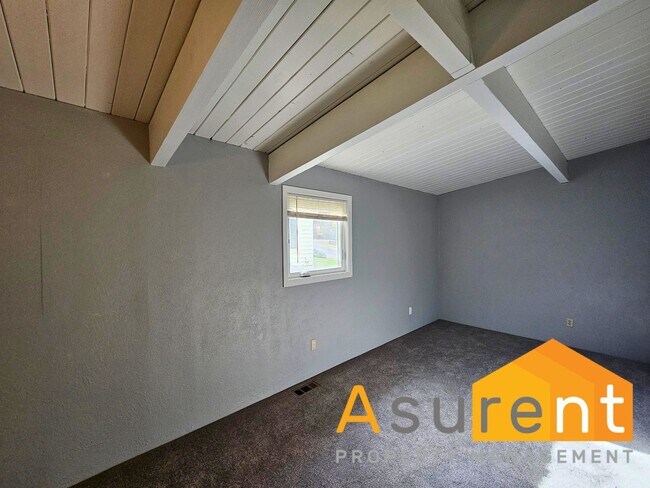 Building Photo - Stunning Home located in the picturesque Ashland