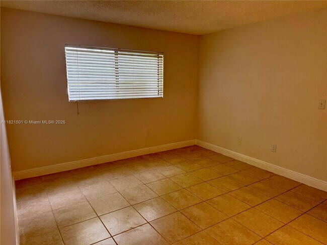 Building Photo - 350 Palm Cir W