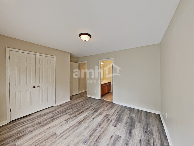 Building Photo - 714 Golden Farm Way