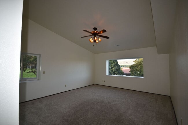 Building Photo - Low-Maintenance Meadows North Rental by Meadow Springs Golf Course